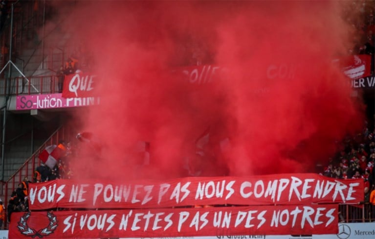 Eerste minuten van geladen Clasico gehuld in rook: fans van Standard en Anderlecht zorgen voor vuurwerk op Sclessin