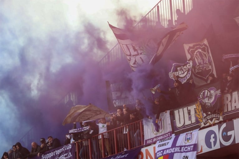 Eerste minuten van geladen Clasico gehuld in rook: fans van Standard en Anderlecht zorgen voor vuurwerk op Sclessin