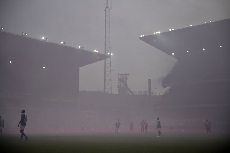 Eerste minuten van geladen Clasico gehuld in rook: fans van Standard en Anderlecht zorgen voor vuurwerk op Sclessin
