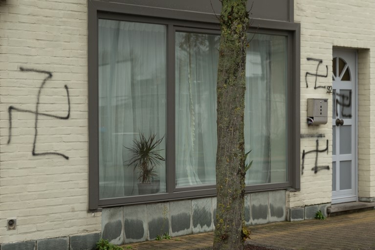 Dader die hakenkruisen tekende vrij onder strikte voorwaarden
