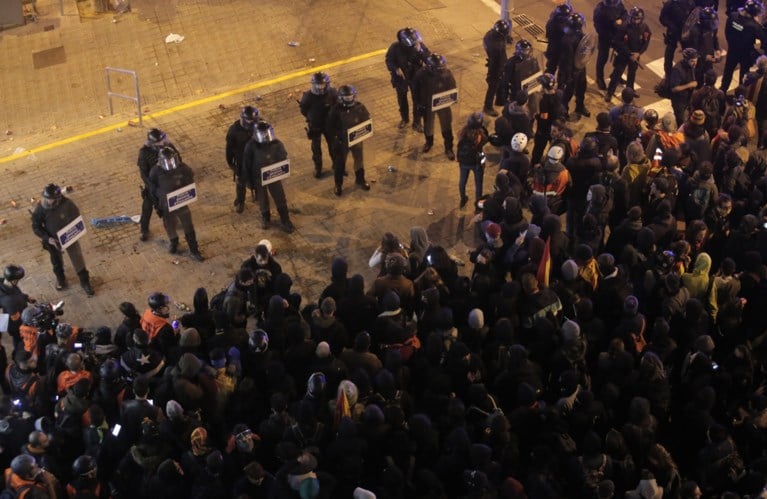 Oorlog rond Camp Nou: tien personen gearresteerd en 64 gewonden na rellen in de rand van Clasico