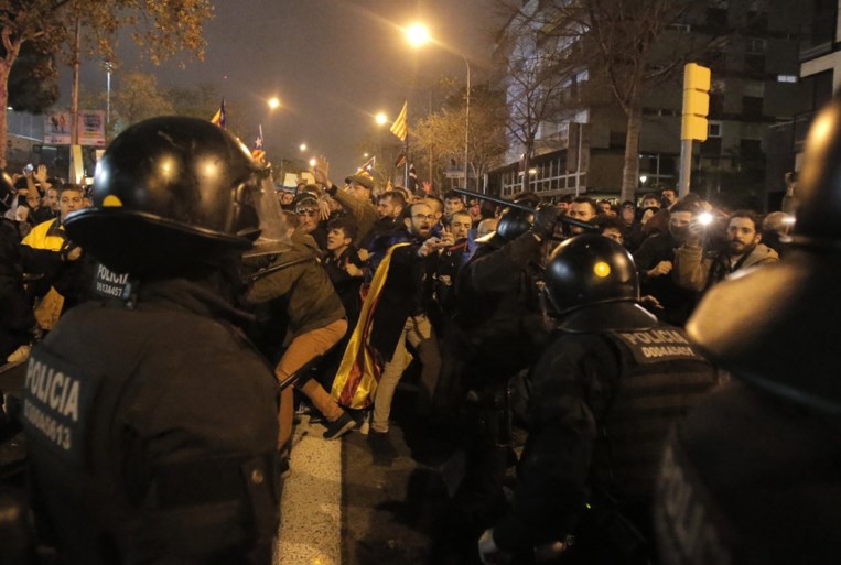 Oorlog rond Camp Nou: tien personen gearresteerd en 64 gewonden na rellen in de rand van Clasico