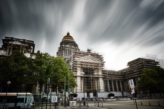 Rechtszalen in justitiepaleis Brussel verlicht met bouwlamp en zaklampen