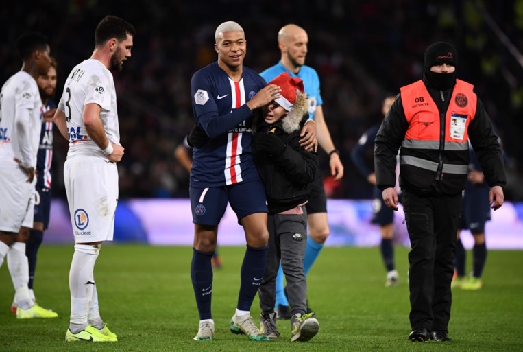 PSG wint op reserve, Mbappé geeft fan die veld op stormt een handtekening