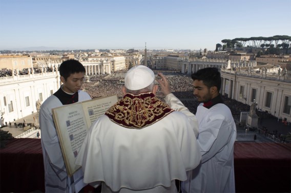 Paus spreekt Urbi et Orbi uit en roept op ’veiligheid te garanderen’ in Midden-Oosten