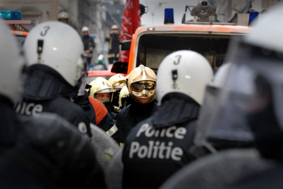 Politie beschermt Brusselse brandweer op oudjaar: ‘Alsof dit een land in staat van oorlog is’