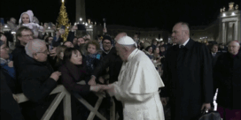 Paus biedt excuses aan voor verliezen van geduld bij opdringerige vrouw