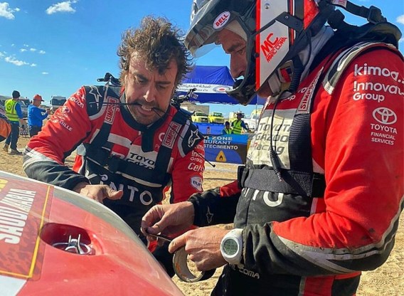 Fernando Alonso verliest bijna drie uur in de Dakar: Spanjaard moet schade herstellen met plakband