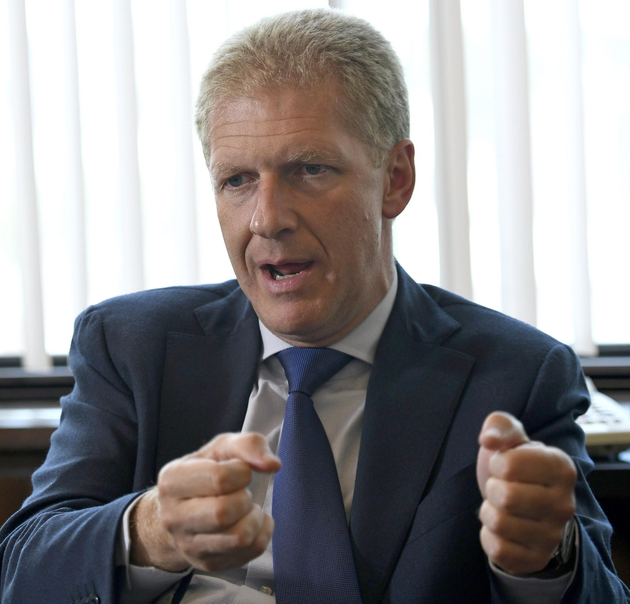 Bouchez haalt bankier binnen