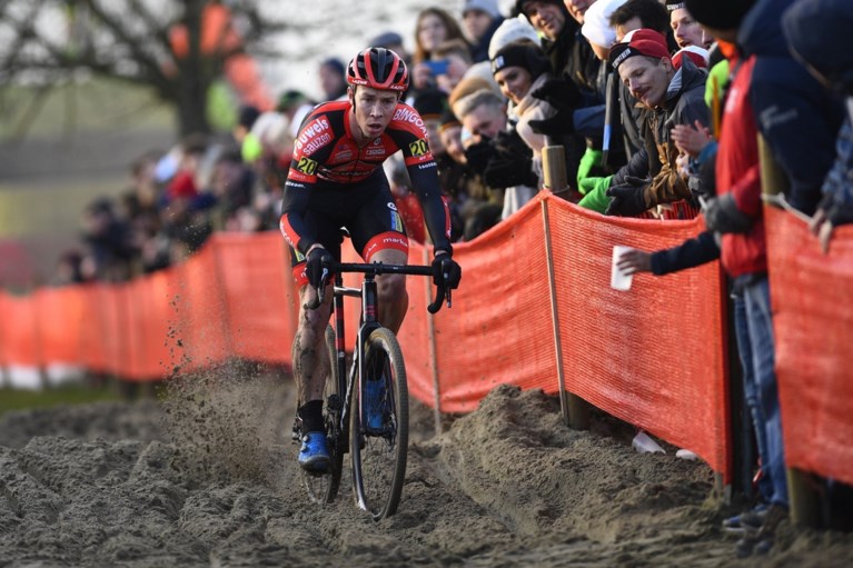 Laurens Sweeck kroont zich na knappe solo en perfect ploegenspel oververdiend tot Belgisch kampioen veldrijden