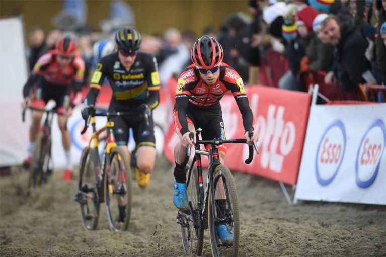 Laurens Sweeck kroont zich na knappe solo en perfect ploegenspel oververdiend tot Belgisch kampioen veldrijden