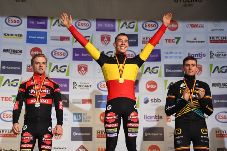 Laurens Sweeck kroont zich na knappe solo en perfect ploegenspel oververdiend tot Belgisch kampioen veldrijden