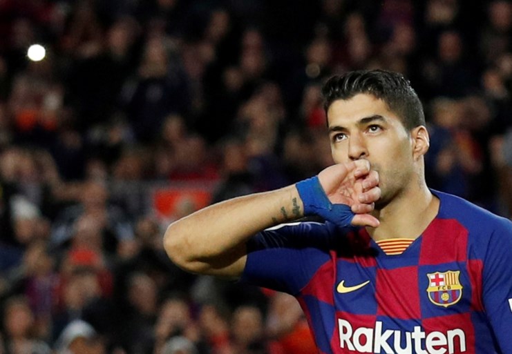 Fikse domper voor FC Barcelona, dat geblesseerde Suarez vier maanden missen 