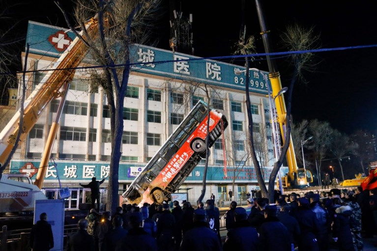 Zes doden nadat volledige bus opgeslokt werd door zinkgat in China