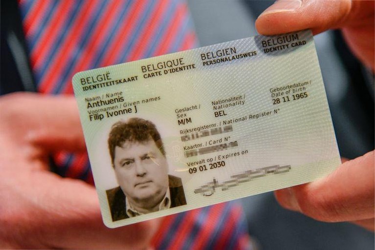 Burgemeester Lokeren toont nieuwe identiteitskaart, en deelt zo persoonlijke gegevens met iedereen