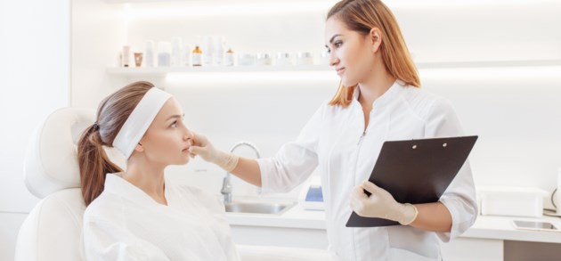 Daarom bevelen dermatologen hyaluronzuur aan voor je huidverzorging
