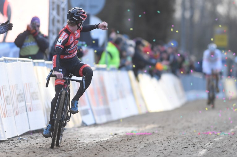 Eli Iserbyt wint vierde Wereldbekermanche van het seizoen in Nommay na fantastisch duel met Toon Aerts