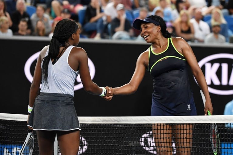 Regen verstoort Australian Open, Federer en Serena stoten makkelijk door