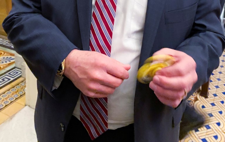 Amerikaanse senatoren vechten tijdens impeachmentproces Trump tegen verveling