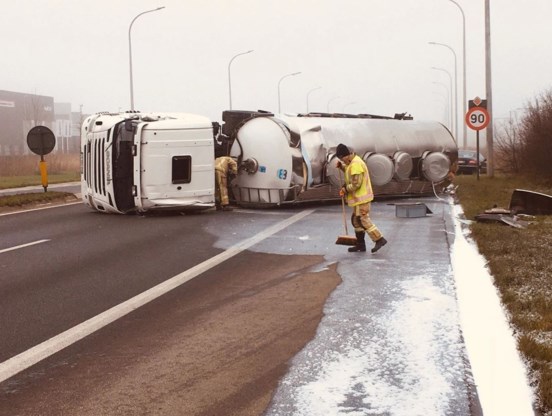 Liters melk op de weg na ongeval met tankwagen in Poperinge