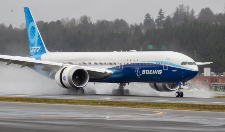 Boeing rondt testvlucht met grootste tweemotorig vliegtuig ooit succesvol af