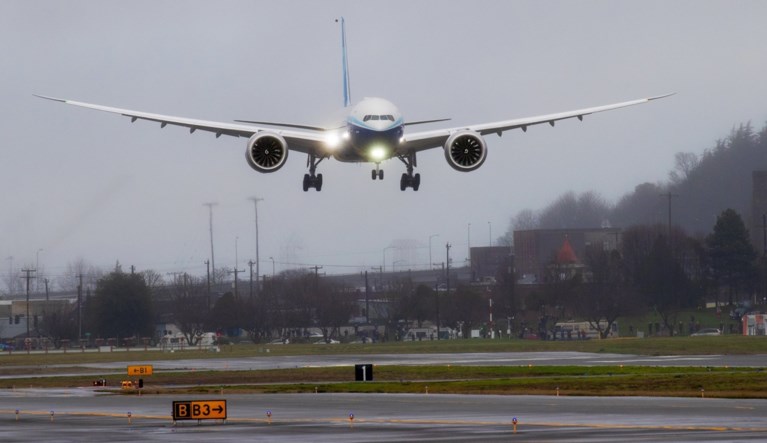 Boeing rondt testvlucht met grootste tweemotorig vliegtuig ooit succesvol af