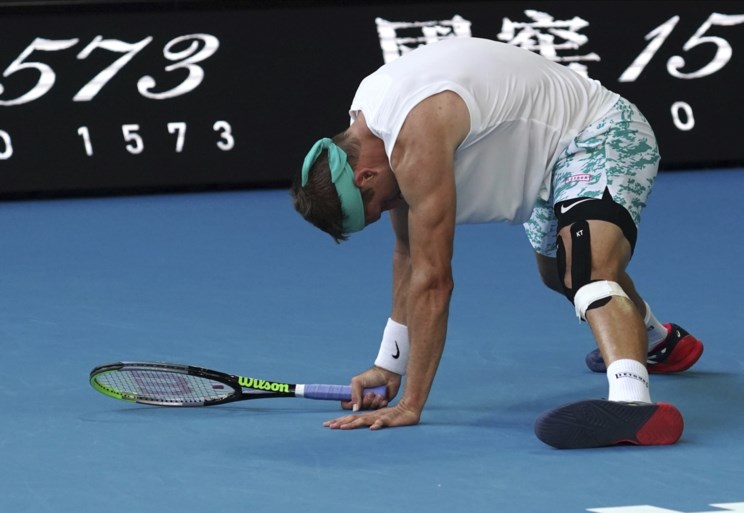 Federer overleeft zeven matchballen en plaatst zich voor halve finales Australian Open