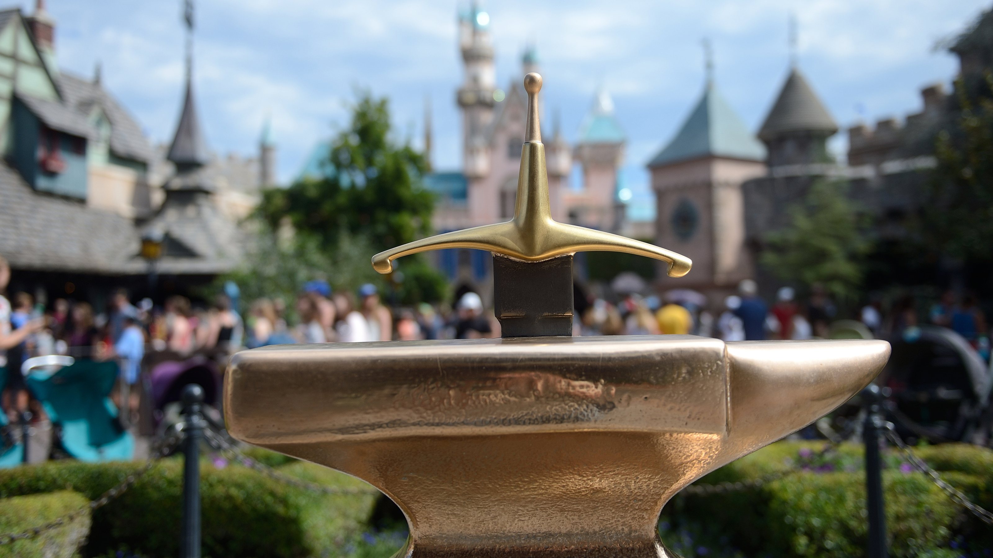 Ook dat nog: man trekt zwaard Excalibur uit aambeeld in Disneyland