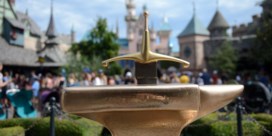 Ook dat nog: man trekt zwaard uit aambeeld in Disneyland