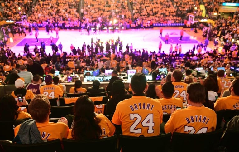 Lakers eren Kobe Bryant, maar verliezen