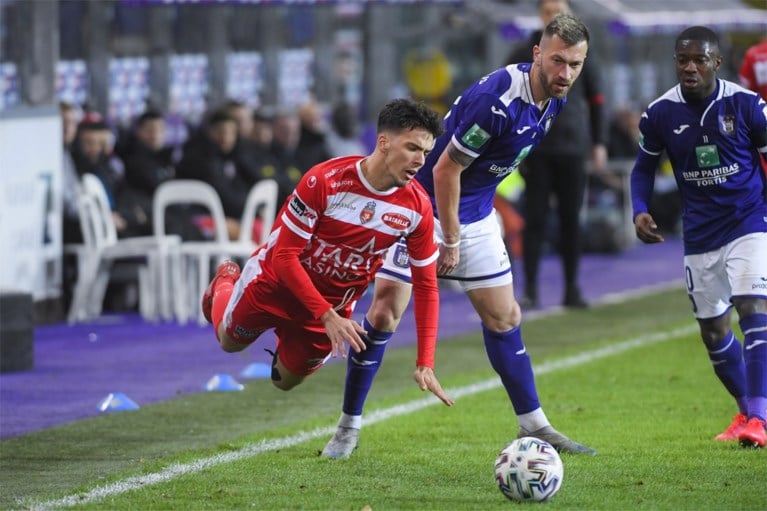 Anderlecht wint zonder overschot tegen Moeskroen en houdt Play-off 1 in het vizier