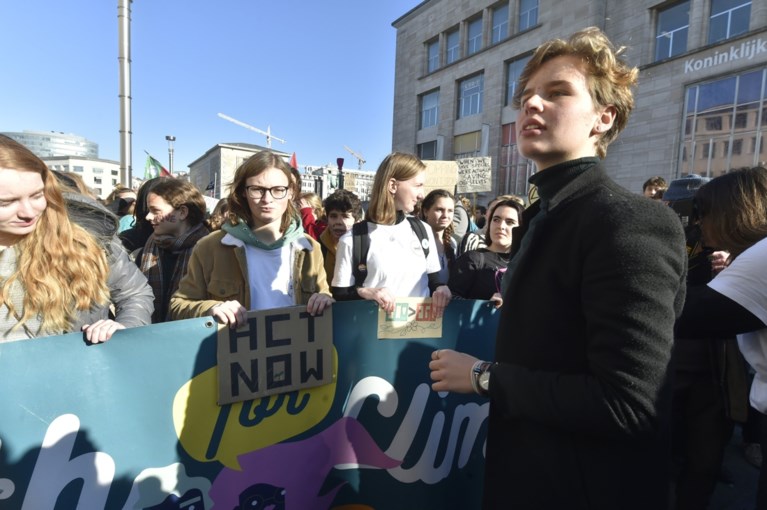 Klimaatspijbelaars voeren actie in Brussel na waarschuwing Ben Weyts