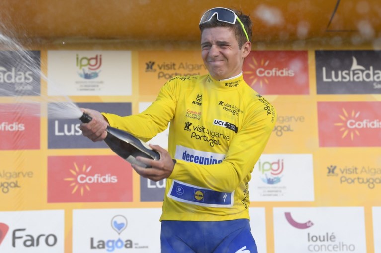 Remco Evenepoel wint in de Ronde van de Algarve en toont gouden hart: ‘Deze zege is voor Nikolas Maes en zijn vrouw’