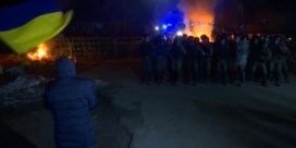 Oekraïense burgers gooien stenen naar bussen met teruggekeerde coronapatiënten
