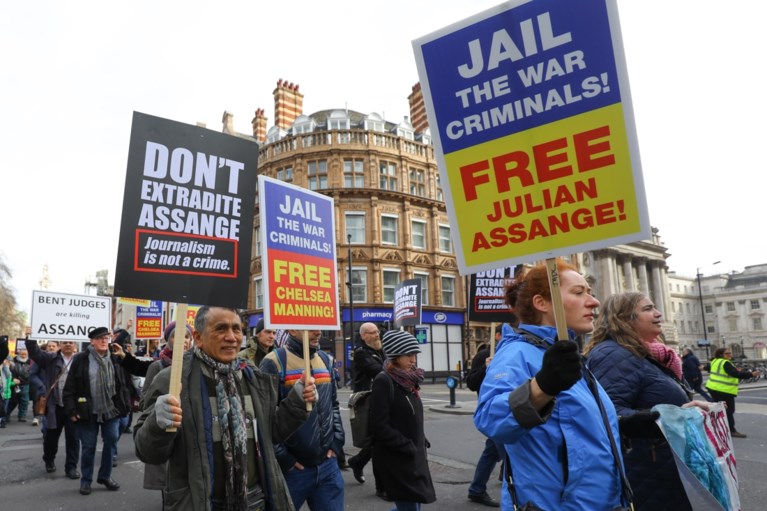Honderden steunen Assange tijdens protestmars in Londen