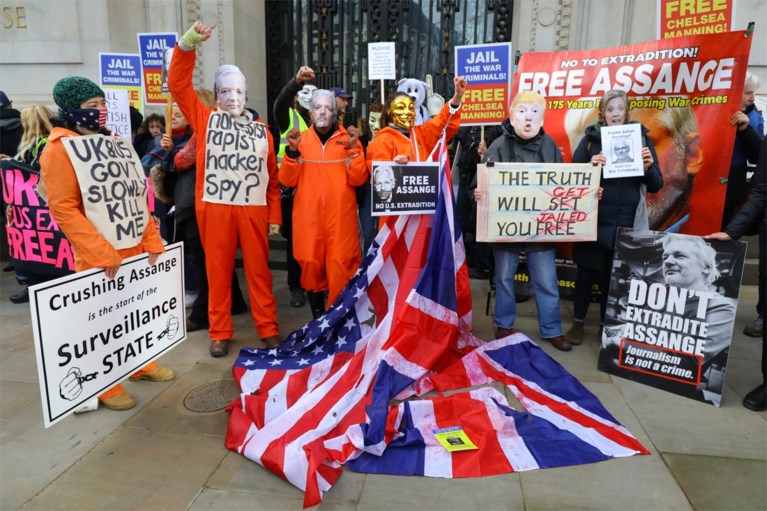 Honderden steunen Assange tijdens protestmars in Londen