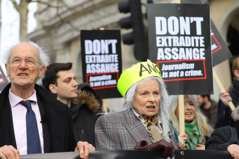 Honderden steunen Assange tijdens protestmars in Londen