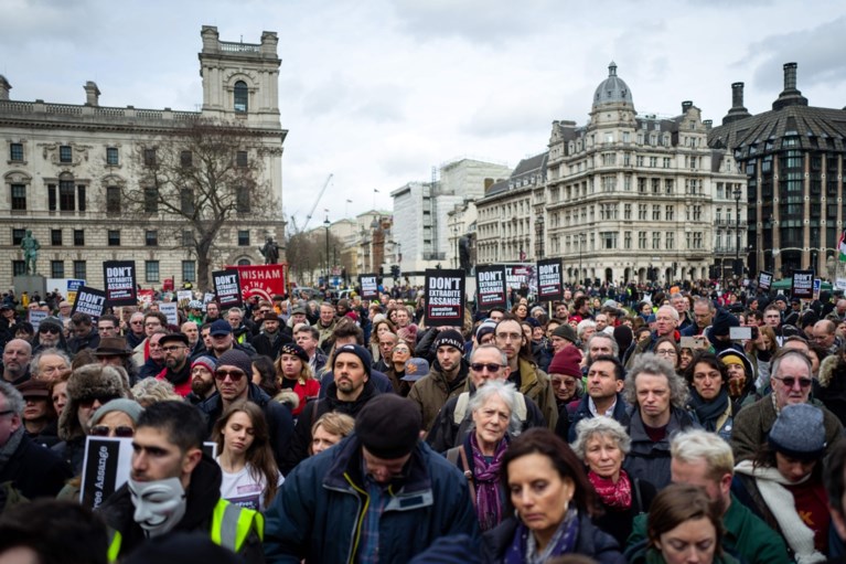 Honderden steunen Assange tijdens protestmars in Londen