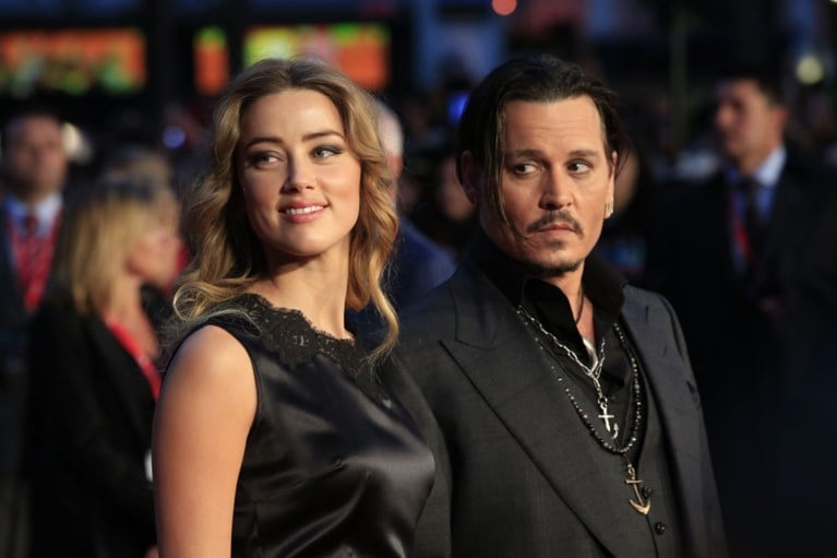 Johnny Depp in sms’jes over ex Amber Heard: ‘We verdrinken en verbranden haar’