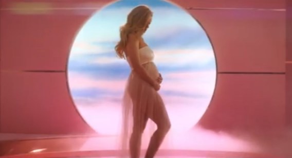 Katy Perry onthult zwangerschap in muziekclip
