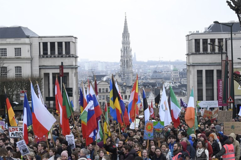 3.400 klimaatbetogers stappen met Greta Thunberg door Brussel