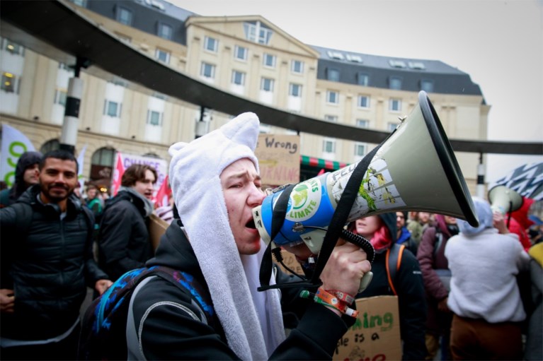 3.400 klimaatbetogers stappen met Greta Thunberg door Brussel