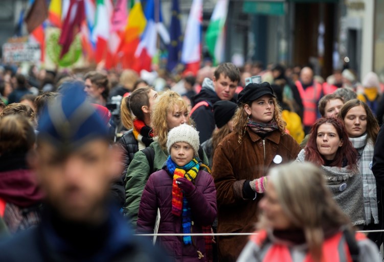 3.400 klimaatbetogers stappen met Greta Thunberg door Brussel