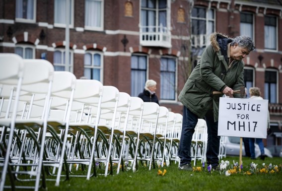 Nabestaanden van 298 slachtoffers MH17 plaatsen evenveel stoelen aan Russische ambassade in Nederland