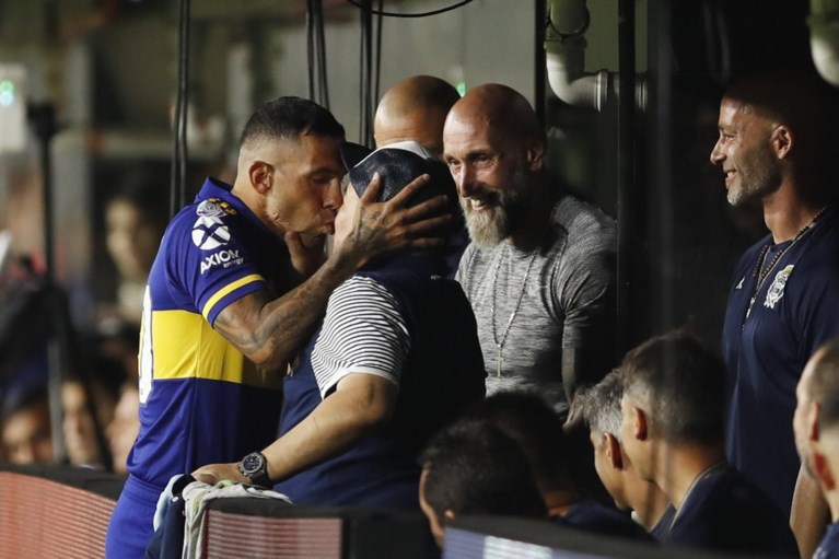Ouwe bekende Carlos Tevez bezorgt Boca Juniors Argentijnse titel, spelers zijn door het dolle heen