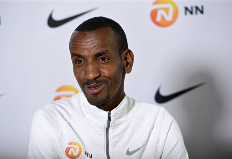 Bashir Abdi over zijn olympische medaillekansen en op stage gaan: “Mijn douche is er een emmer koud water”