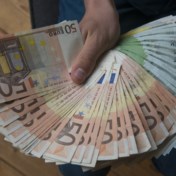 Eerlijke vinder brengt 10.000 euro naar politie