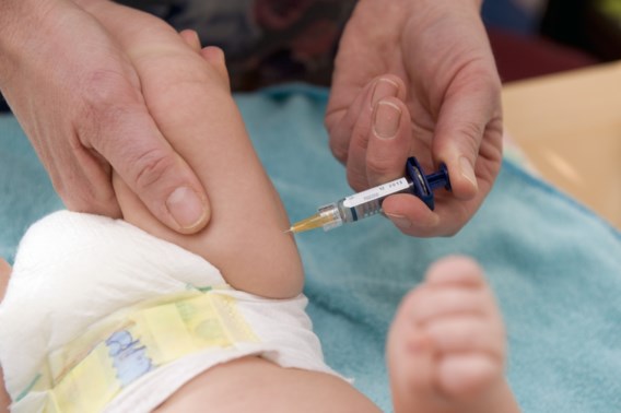 Vaccinaties voor baby’s twee weken opgeschort
