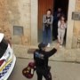 Beelden van zingende politieagent tijdens lockdown gaan de wereld rond