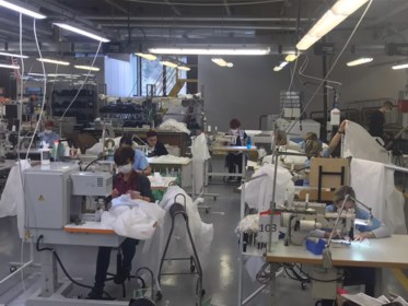 Werkwijze overtuigen Bedrijfsomschrijving Armani maakt medische kleding voor Italiaans zorgpersoneel | De Standaard  Mobile
